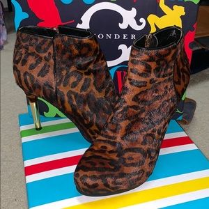 Size 8 C Wonder leopard gold heel bootie